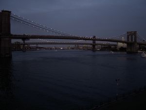 Brooklyn Bridge  la tombe de la nuit