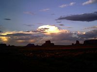 La nuit tombe sur Monument Valley